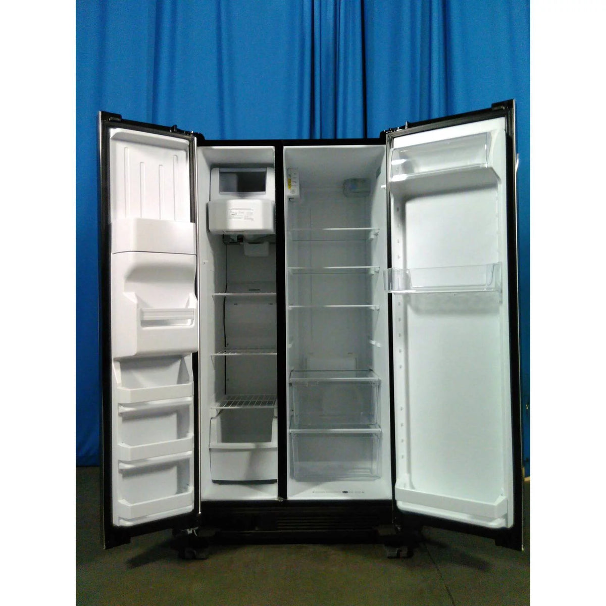 36-inch Side-by-Side Refrigerator with Ice and Water Dispenser K4702