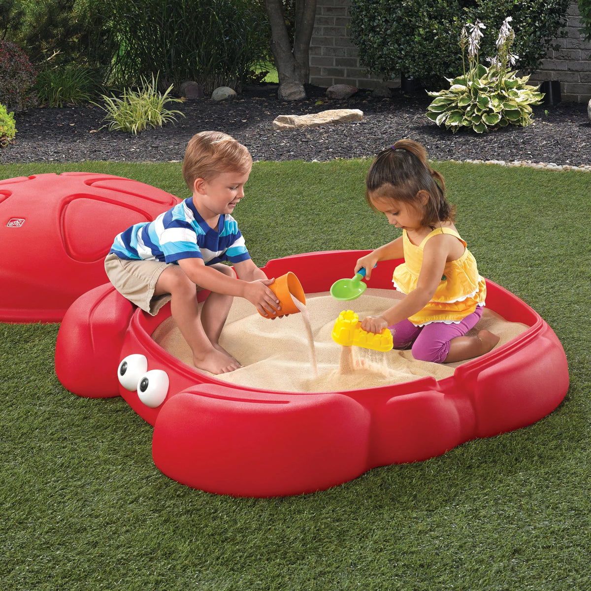 Red Plastic Outdoor Sandbox with Cover M91862